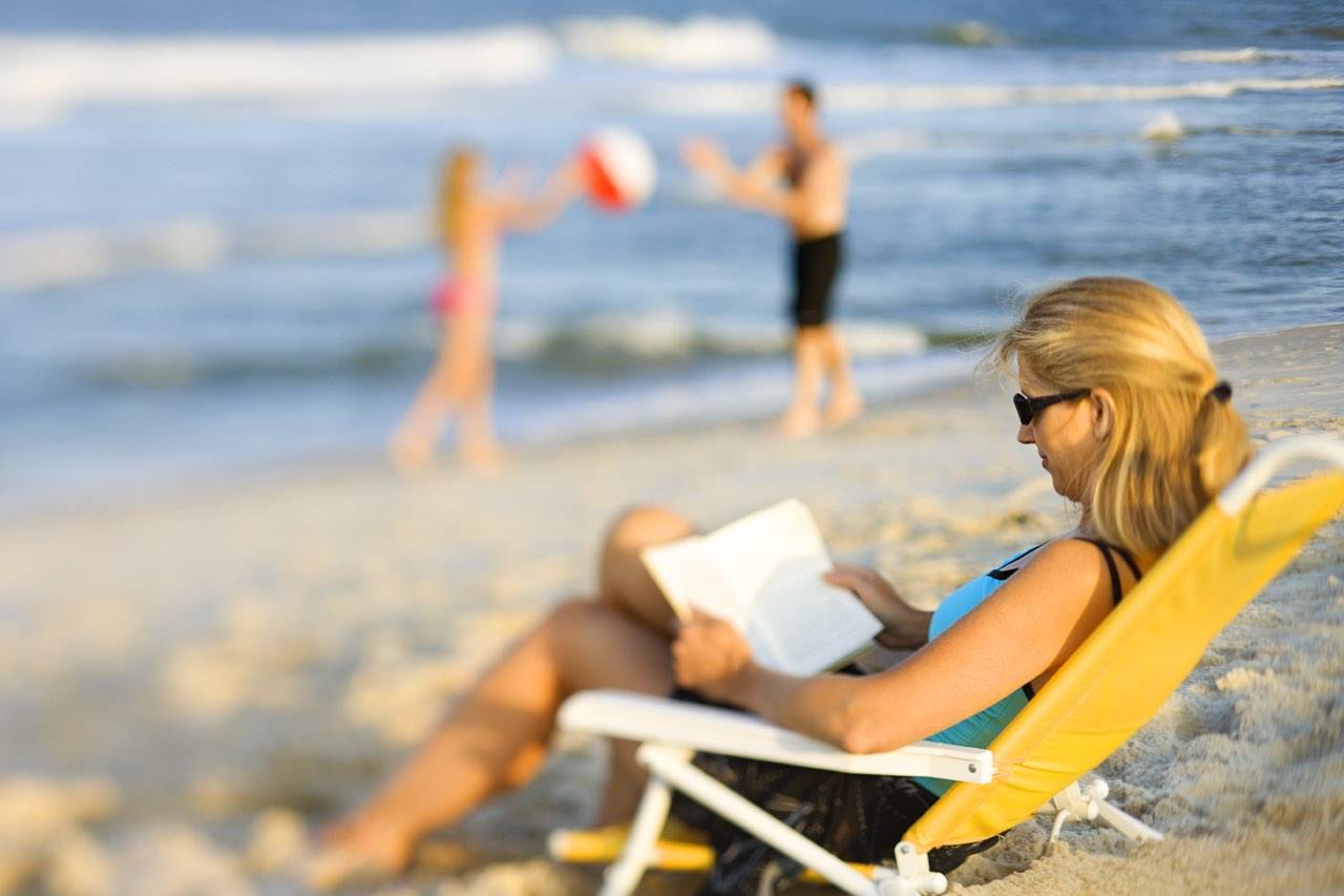 beach-woman-reading-blurred