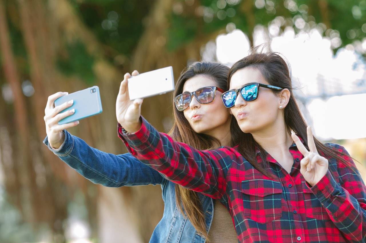 sunglasses-teens-selfie