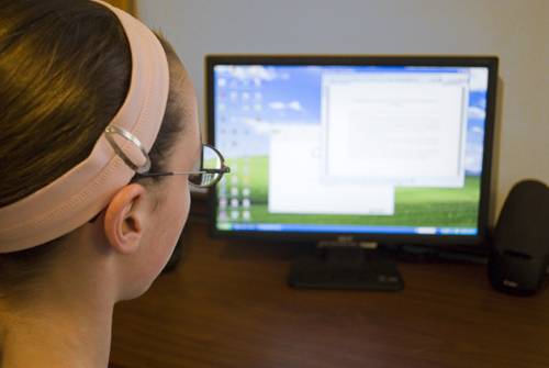girl with glasses using computer, eye doctor, Lantana, FL