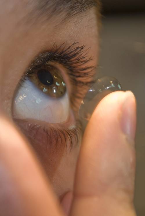 putting in contact lenses